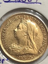 1900S Half Sovereign Type B. EF/AU55 Stg. No BP. Mid Date S uncommon. Axis error picture