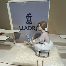 Lladró Best Friend Porcelain Figurine Girl w/ Teddy Bear 07620 Boxed picture