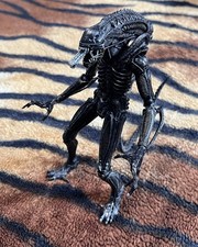 NECA Aliens Genocoide Black Alien Warrior 2013 TOYS R US 2 Pack Figure picture