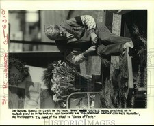 1987 Press Photo Brand Whitlock makes wreathes for Garden of Plenty stand picture