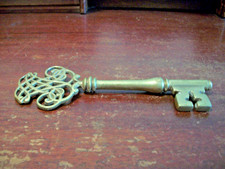 Vintage Virginia Metal Crafters Ornate Brass Key  Williamsburg 7 3/4