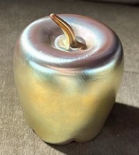 FABULOUS MCM STEVEN CORREIA ART GLASS GOLD AURENE APPLE PAPERWEIGHT SIGNED picture