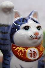 Waza No Kura Cute Maneki-Neko (Beckoning Cat) Figurine, Kutani Ware, Right-Hand_ picture