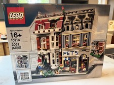 LEGO Creator Expert: Pet Store (10218) - Never built Box in Ok Condition Sealed picture