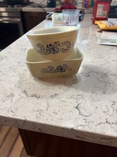 vintage pyrex good condition no chips picture