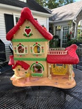 Vtg Strawberry Shortcake Very Berry Happy Home Dollhouse w Furniture and 2 Dolls picture
