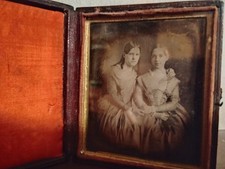 EARLY 1/6TH PLATE DAGUERREOTYPE 2 YOUNG GIRLS. FULL STRONG SPINE. FULL LYRE CASE picture