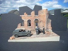 Dioramas Plus 1/35 Diorama WW Building & Unique Incline Base + Bonus Rubble picture