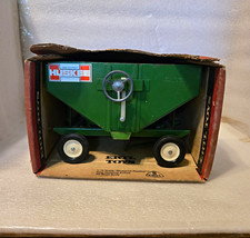 Ertl Huskee Gravity Feed Wagon 1:16 Pressed Steel Green w/ Box Ages 17+ picture