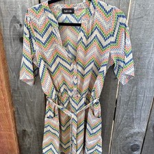 Fab'rik short-sleeve V-neck mini dress with a multicolored chevron pattern picture