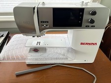 Bernina B480 SE Sewing Machine with all original supplied accesories picture