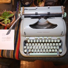 [BEAUTIFUL FULLY FUNCTIONAL] 1965 Hermes 3000 Portable Typewriter w Case picture