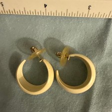 Vintage Retro Cream Hoop Earrings Off White Chunky C-Shaped Post Backs picture