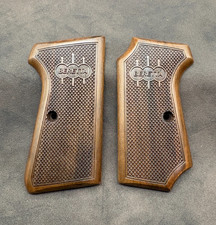 Beretta Model 1934 & 1935 Walnut Wood Grips with Safety Cut – Checkered picture