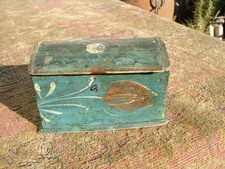 AMERICAN PRIMITIVE MINIATURE PINE DOME TOP TRINKET BOX ORIG BLUE PAINT & FLOWERS picture
