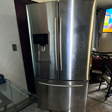 Samsung 23 cu ft French Door Refrigerator Water/Ice Dispenser RF263BEAESR picture