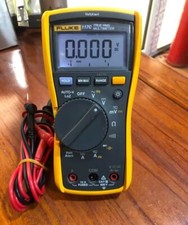 Fluke 117 C Digital Multimeter  used// picture