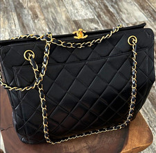 Chanel luxury vintage French purse shoulder bag. picture