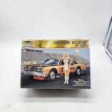 UH Revell Monogram  1/24 Linda Vaughn 
