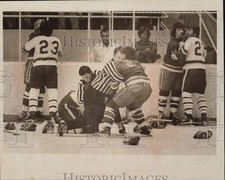 1974 Press Photo Carolina Cougars' player Dale MacLeish fights Mike Keenan picture