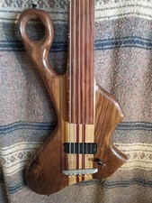 Right-hand Fretless Bass 6 String Walnut & Maple Wishbass 34