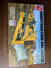 Sealed AMT 1:25 Construction Bulldozer Model Kit - AMT1086 picture