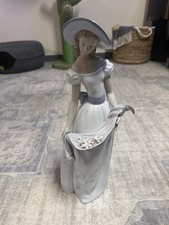 LLADRÓ Fragances and Colors Woman Figurine. Porcelain Woman Figure 6866 picture