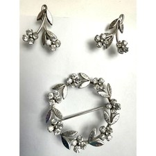 Vintage Krementz Rhinestone Wreath Brooch Screw Back Earrings Set Silver Tone picture