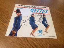 G'TEED ronnie spector signed 1964 EXC. 45/VG+ sl. walking BECKETTLOA SEE NOTES picture