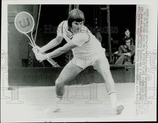 1974 Press Photo Jimmy Connors playing in Wimbledon Men's Singles in London. picture