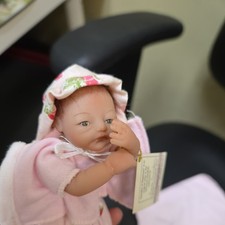 Ashton Drake Heavenly Handfuls Of Tenderness 5” Baby Doll Certificate Cunningham picture
