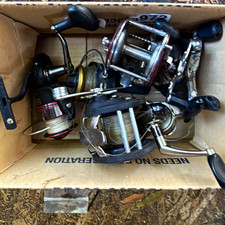Lot of 6 reels, 3 open spinners, two bay casters and one closed spinner Zebco 33 picture