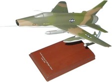 USAF North American F-100 Super Sabre Camo Desk Display 1/40 Model SC Airplane picture