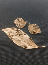  1950s Crown Trifari brushed textured goldtone open work design leaf Demi Parure picture