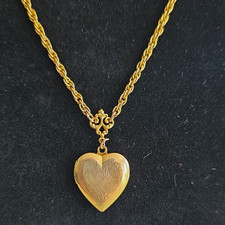 collar vintage con un relicario en forma de corazón grabado picture