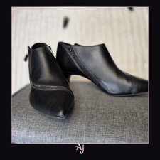 Simply Vera Vera Wang Black Leather Ankle Boots Size 7.5 picture