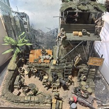 HUGE RARE FIRE BASE VIETNAM DIORAMA 25 Professionally Painted Figures Detailed picture
