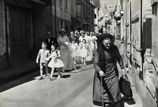 1953 HENRI CARTIER-BRESSON Wedding Party Bride Chinon Street France Photogravure picture