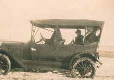 Old Vintage Photo 1915 STUDEBAKER CLASSIC CAR TRIO MAN WOMEN SNOW WINTER SCENE picture