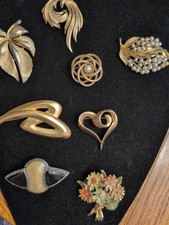 Vintage Trifari , Lisner, Gold Tone Brooches Lot of 8.   4 (Signed) picture