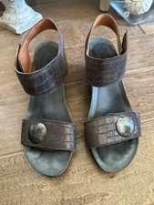 Taos Footwear Carousel wedge sandals in a charcoal Croc emboss Size 39 US 8-8.5 picture
