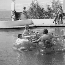 David Niven Eli Wallach sitting floating plastic armchairs a s- 1968 Old Photo picture