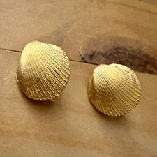 Trifari Gold Tone Metal Textured Shell Clip-On Earrings Signed No Stone Pair picture