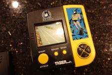 Vintage BATMAN   by Tiger Handheld Electronic  Video game D9    SLIM SUPER RARE picture