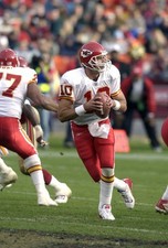 Trent Green Kansas City Chiefs drops back to pass v the San Franci- Old Photo 3 picture