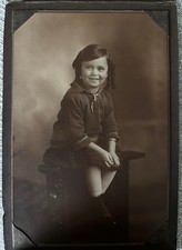Antique Photo c. 1910 Little Girl in Original Folder Hagendorff Studio Milwaukee picture