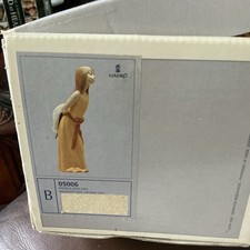 Lladró Porcelain Figurine #05006 Girl Holding Straw Hat Blue Bow Boxed picture