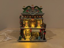 LEMAX KRINGLES TOY SHOP CHRISTMAS VILLAGE LIGHTED W BOX CADDINGTON VILLAGE 2006 picture