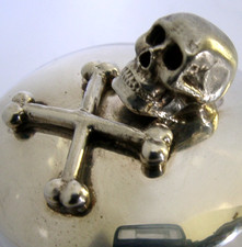 THEO FENNELL HEAVY 96 g SOLID STERLING SILVER SKULL & CROSS BONES BOX 2005 picture