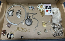 Vintage Jewerly Lot 16 Lisner Renoir Trifari B David Sara Cov  BSK + Misc picture